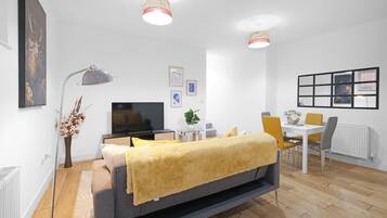 Apartemen Keluarga | Area keluarga | Smart TV 42-inci dengan saluran TV digital dan Netflix