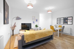 Apartamento família | Área de estar | Smart TV 42 polegadas com canais digitais, Netflix