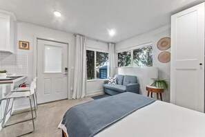 1 bedroom, desk, iron/ironing board, WiFi - Modern Studio by Light Rail • Kitchen, Parking, AC, W/D (Seattle)
