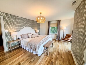 6 bedrooms, desk, iron/ironing board, travel cot