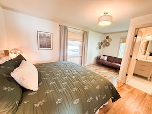 6 bedrooms, desk, iron/ironing board, travel cot