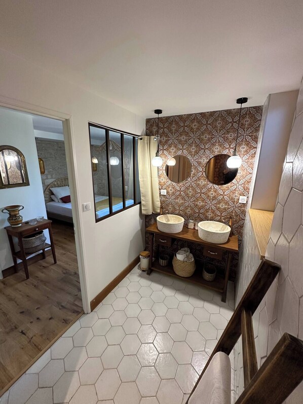 Deluxe-Doppelzimmer, Poolblick | Badezimmer
