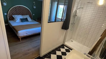 Deluxe Room, Pool View | Bathroom