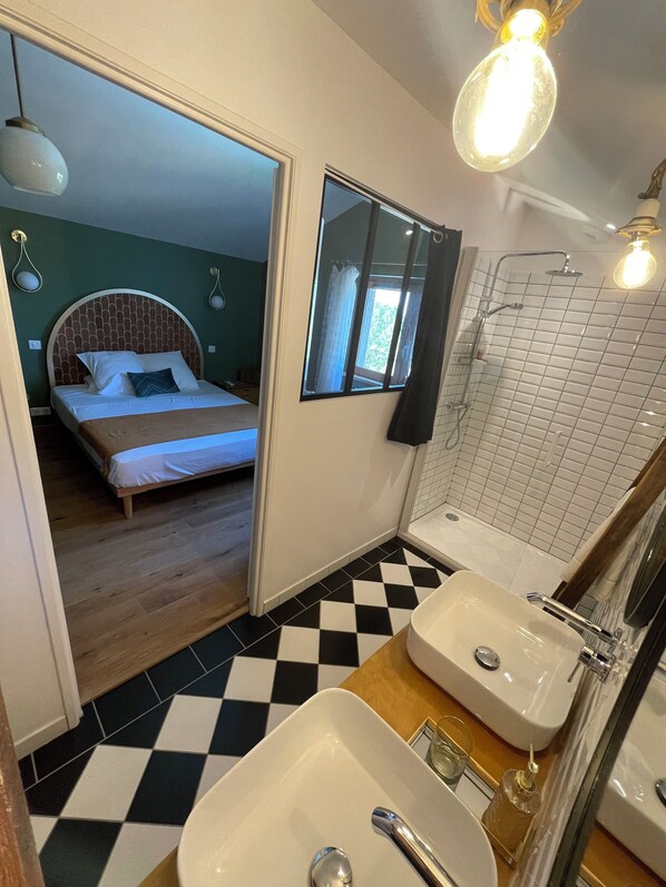 Deluxe kamer, uitzicht op zwembad | Badkamer