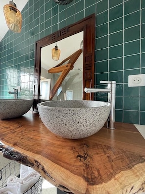 Chambre Double ou avec lits jumeaux, vue jardin | Salle de bain