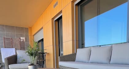 Charming OlhĂŁo Flat by Marina & Markets. Fast Wi-Fi, Ideal for Remote Workers!