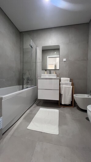 Chuveiro, secador de cabelo, bidê, toalhas de banho