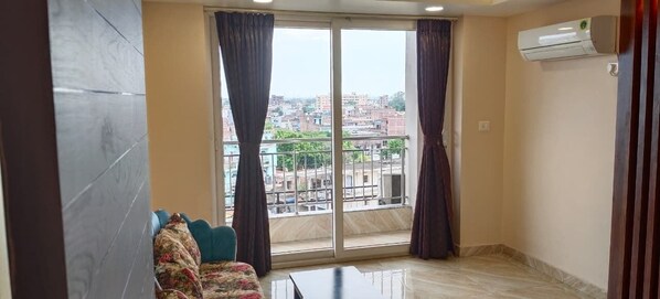 Quarto casal luxo, sacada, vista para o jardim | Escrivaninha, espaço de trabalho para notebook, Wi-Fi de cortesia