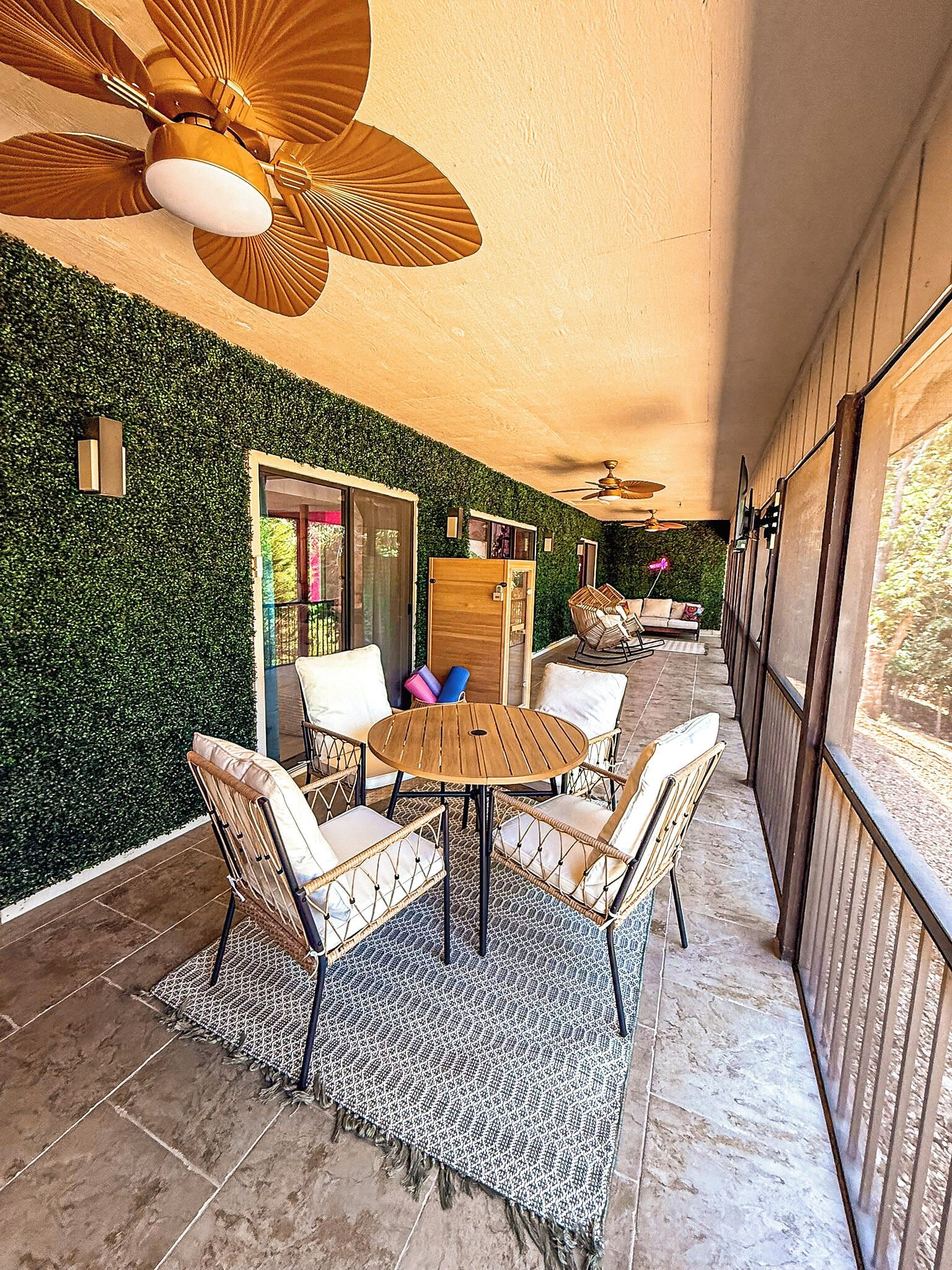 屋外ダイニングエリア