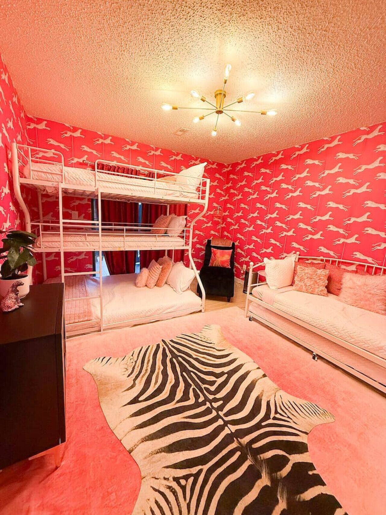 2 slaapkamers, een bureau, een strijkplank/strijkijzer, reisbedje