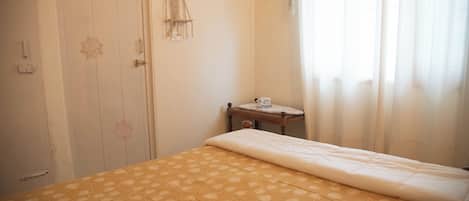 3 habitaciones, tabla de planchar con plancha, wifi y ropa de cama