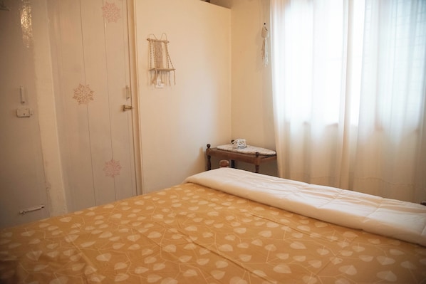 3 habitaciones, tabla de planchar con plancha, wifi y ropa de cama 