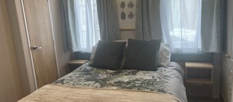 Relaxing Family Lodge Retreat • Well-Equipped Kitchen & Enclosed Outdoor Deck