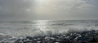 Relaxing Family Lodge Retreat • Well-Equipped Kitchen & Enclosed Outdoor Deck