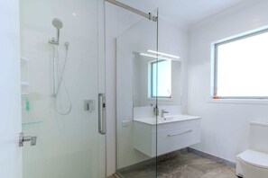 Shower, hair dryer, towels, shampoo