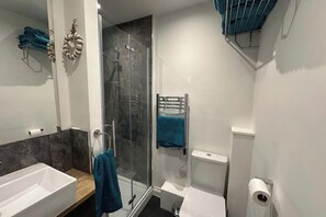 Shower, hair dryer, towels, soap - Seaside Stay in Teignmouth (Teignmouth)