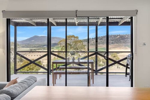 Modern & Scenic Valley Escape