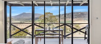 Modern & Scenic Valley Escape