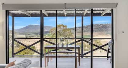 Modern & Scenic Valley Escape