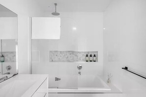 Shower, hair dryer, towels, soap - Modern & Scenic Valley Escape (Richmond)