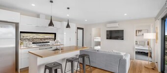 Modern & Scenic Valley Escape