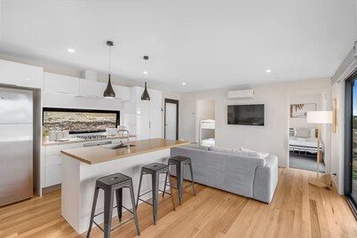 Modern & Scenic Valley Escape