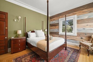 Desk, iron/ironing board, WiFi, bed sheets