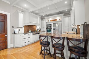 Kylskåp, mikrovågsugn, ugn och spishäll