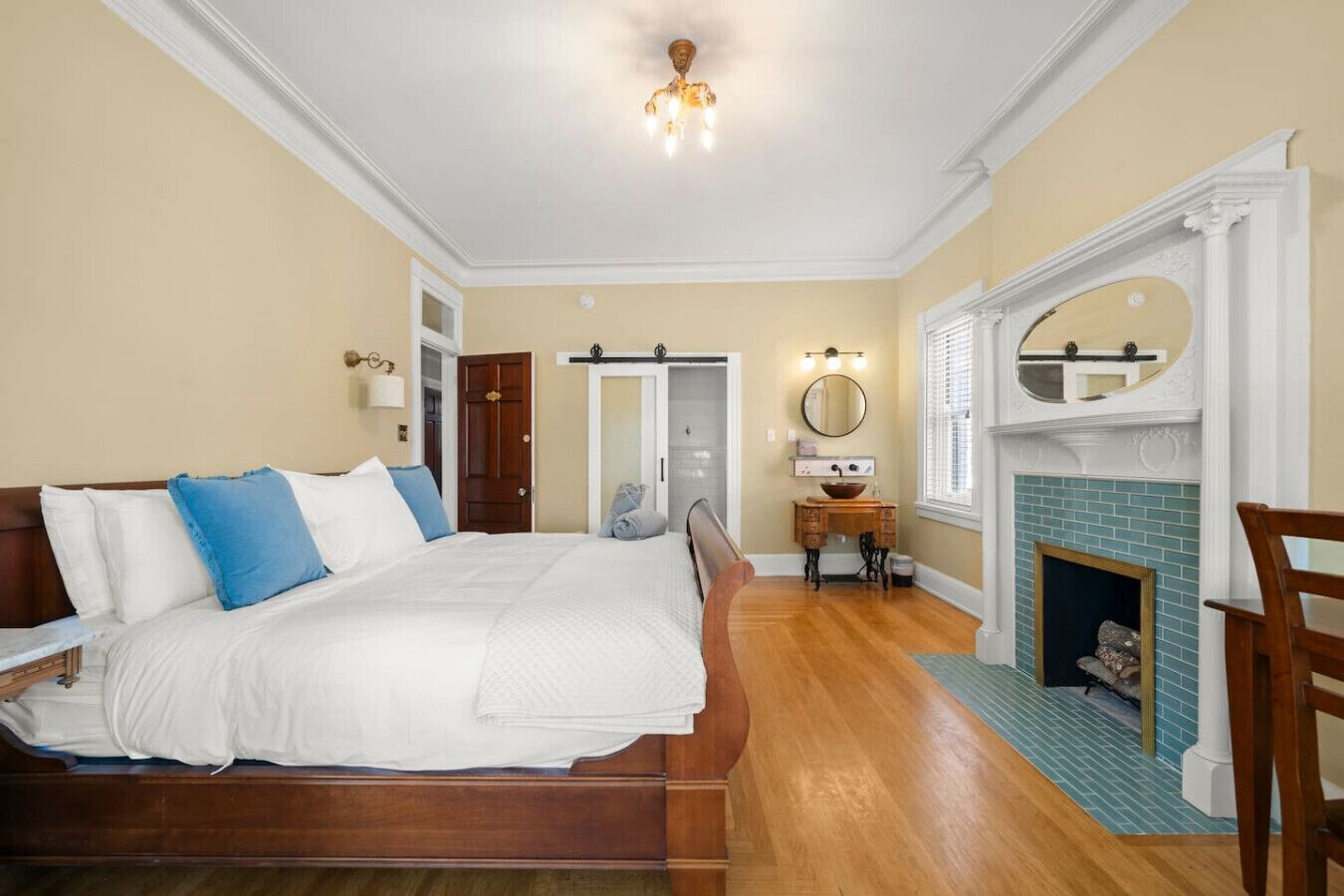 4 bedrooms, iron/ironing board, WiFi, bed sheets