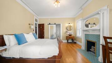 4 bedrooms, iron/ironing board, WiFi, bed sheets