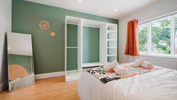4 habitaciones, tabla de planchar con plancha, wifi y ropa de cama