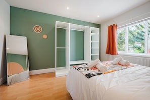 4 habitaciones, tabla de planchar con plancha, wifi y ropa de cama
