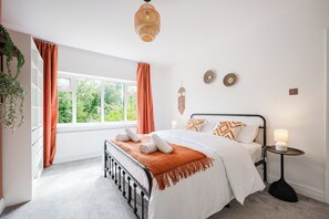 4 bedrooms, iron/ironing board, WiFi, bed sheets