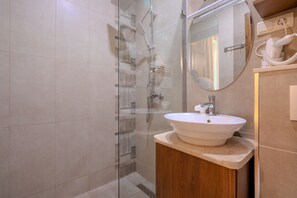 Douche, sèche-cheveux, chaussons, serviettes fournies