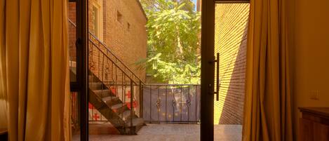 クラシック ダブルまたはツインルーム コートヤードビュー | アイロン / アイロン台、WiFi (無料)