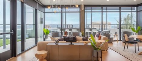 المنشأة من الداخل