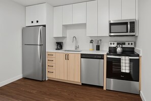 ثلاجة، ميكروويف، موقد طهي مسطح، غسالة أطباق