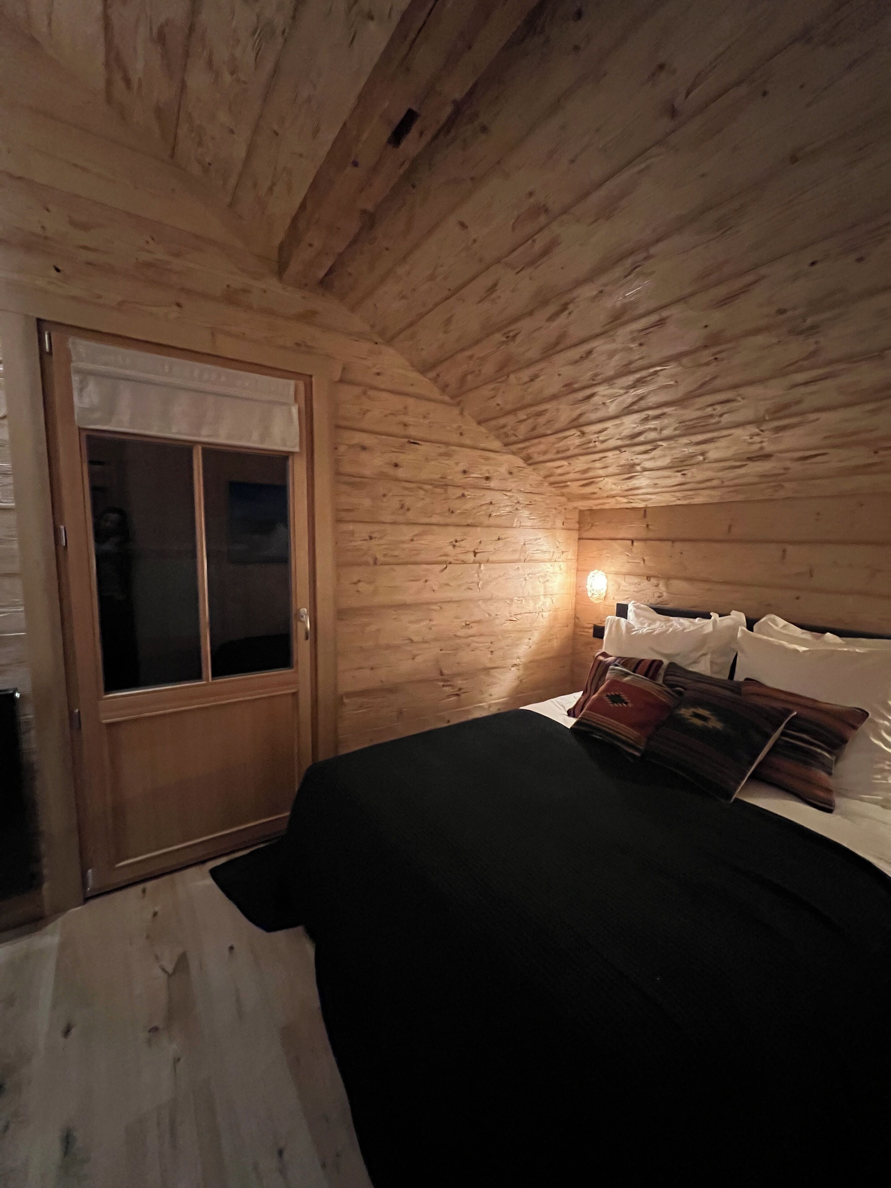 9 室のベッドルーム、アイロン / アイロン台、WiFi (無料)、ベッドシーツ