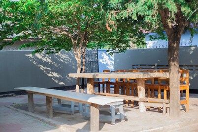 塞雷尼酒吧及旅館  