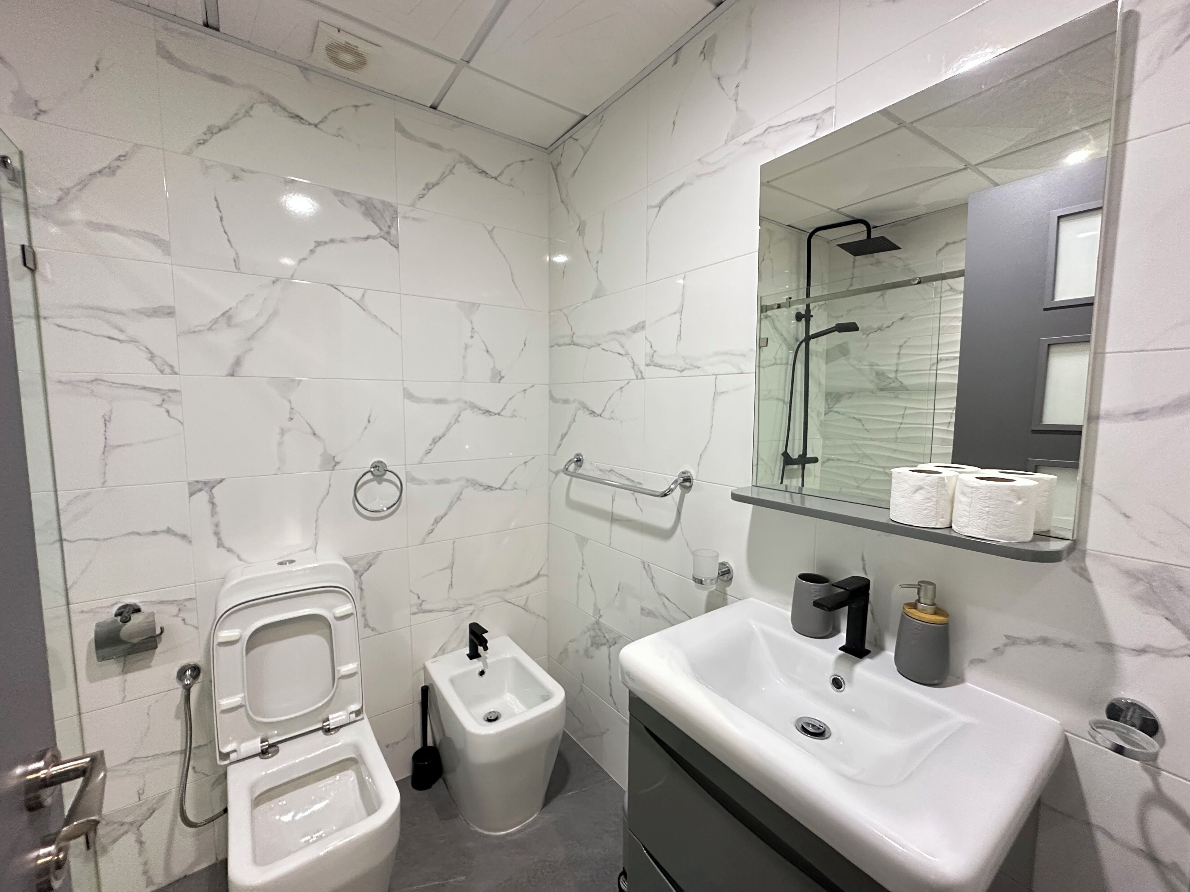 Serviettes fournies, papier toilette