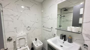 Serviettes fournies, papier toilette