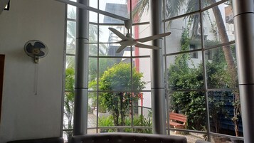 Área de estar no saguão