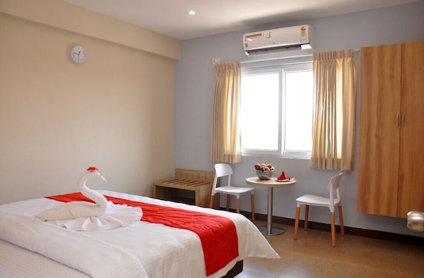 Deluxe Room, City View | Desk, laptop workspace, free WiFi