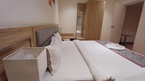 Executive Studio, City View | Desk, laptop workspace, free WiFi, bed sheets - Sign Inn Apart Hotel Sriperumbudur (Sriperumbudur)