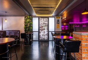 Bar (trong khuôn viên)