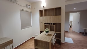 Escritorio, espacio para trabajar con laptop y wifi gratis