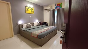 Deluxe-huone, kaupunkinäköala | Työpöytä, kannettavalle tietokoneelle sopiva työtila, ilmainen Wi-Fi