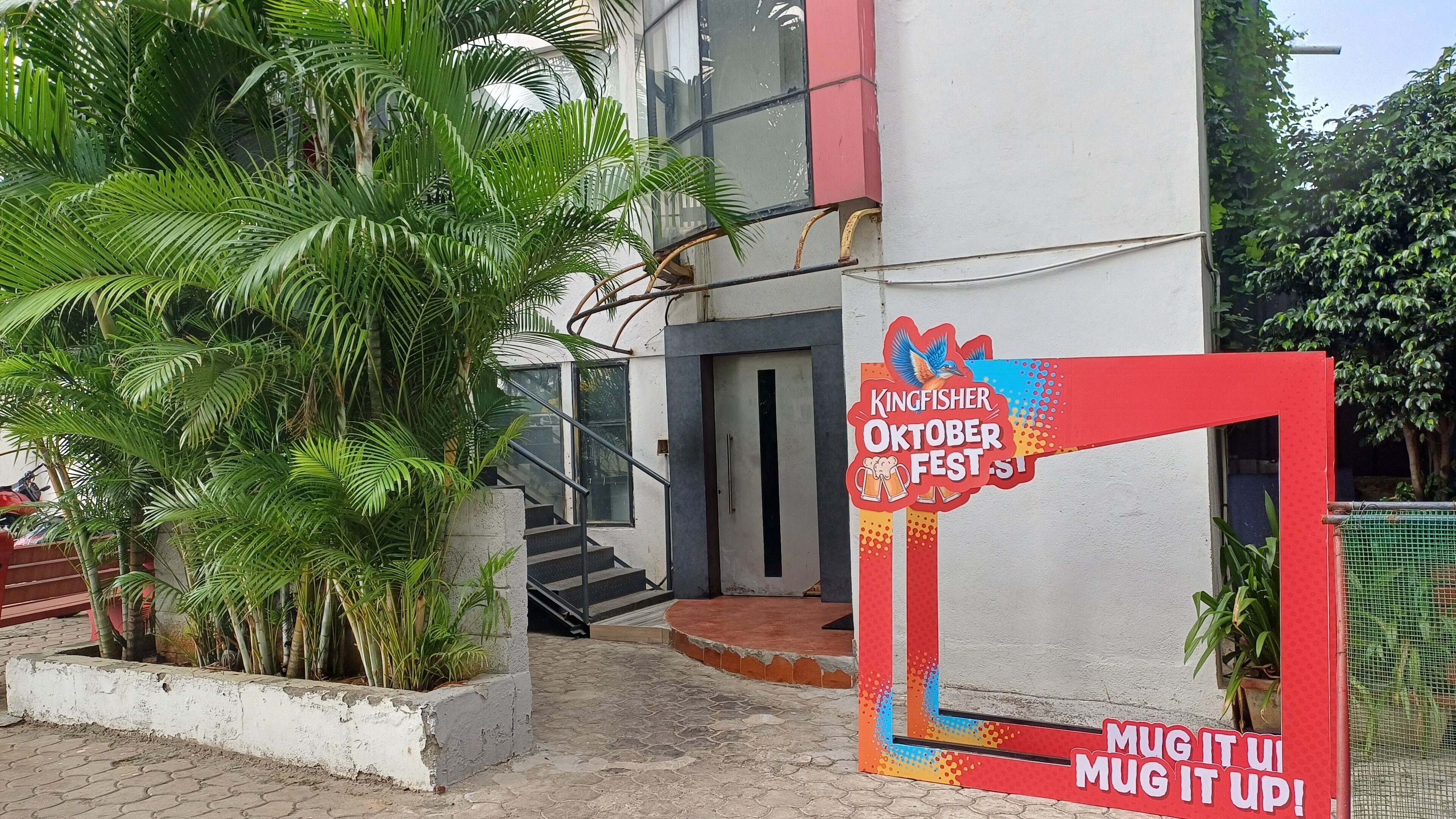 Entrada de un edificio con un letrero anunciando el Oktoberfest del Rey Pescador.