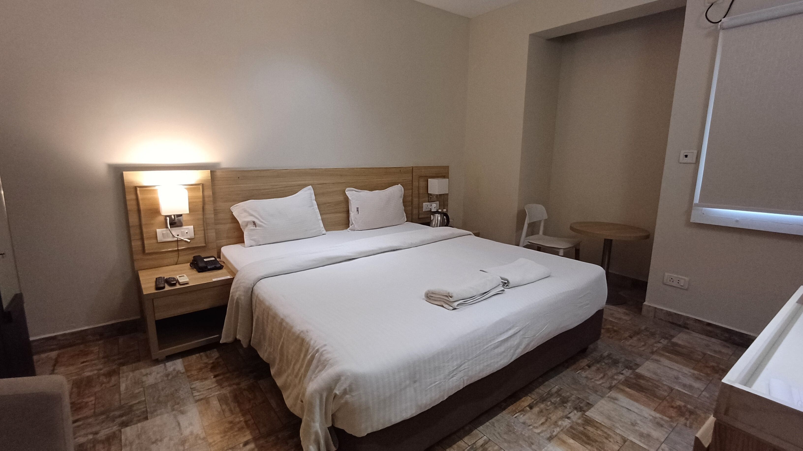 Escrivaninha, espaço de trabalho para notebook, Wi-Fi de cortesia