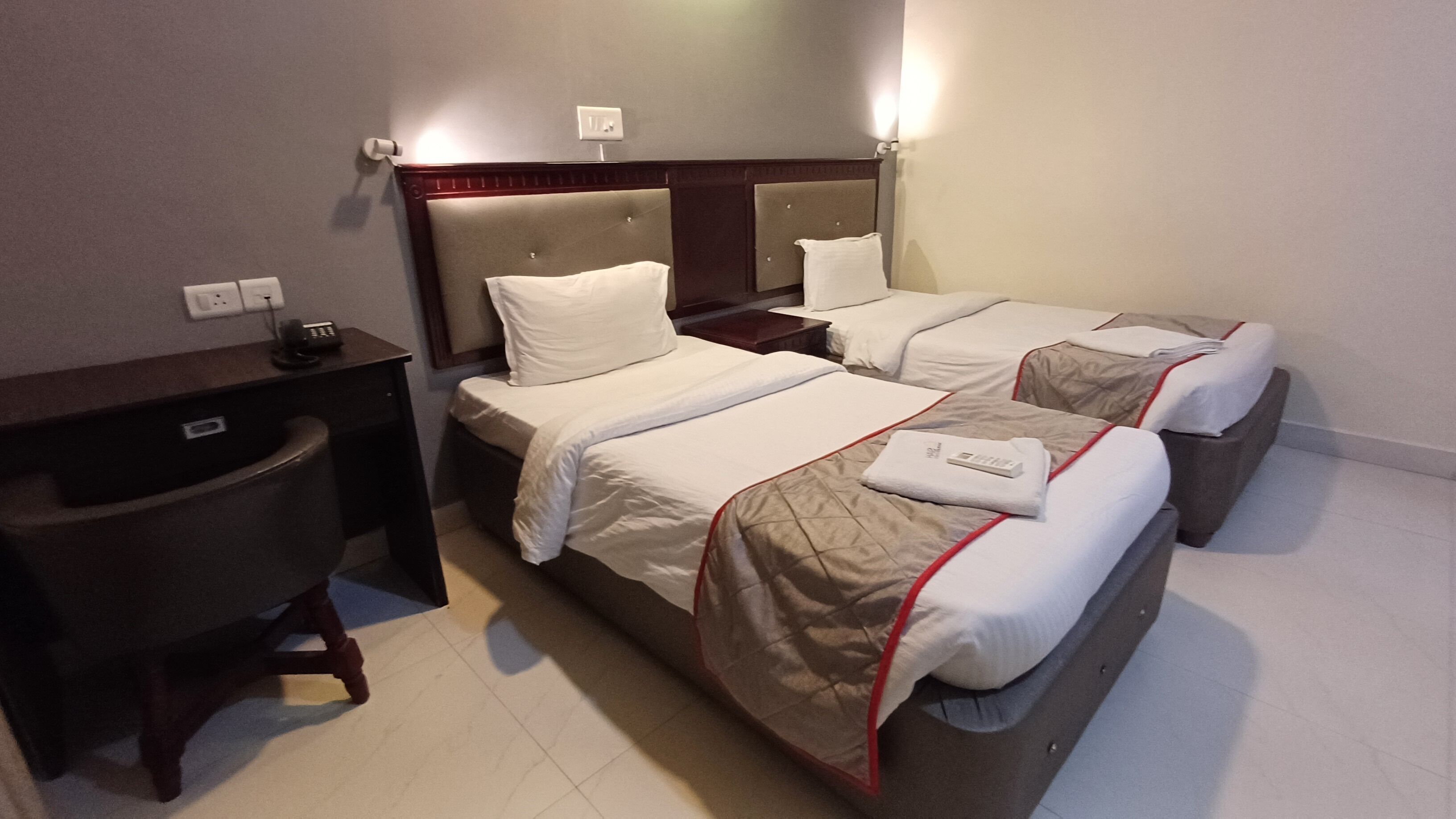 Quarto luxo, vista para a cidade | Escrivaninha, espaço de trabalho para notebook, Wi-Fi de cortesia